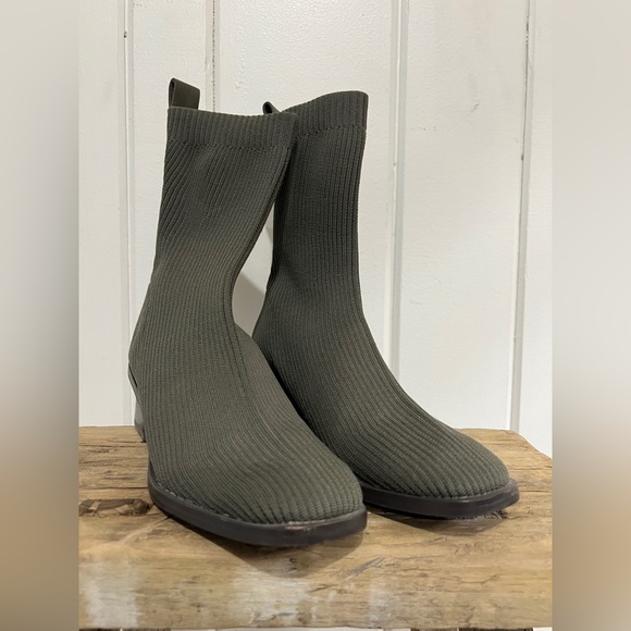 EUC Like New Everlane The High-Ankle ReKnit Glove Boot in Olive 🫒 Caper Green, 5 - Picture 9 of 9